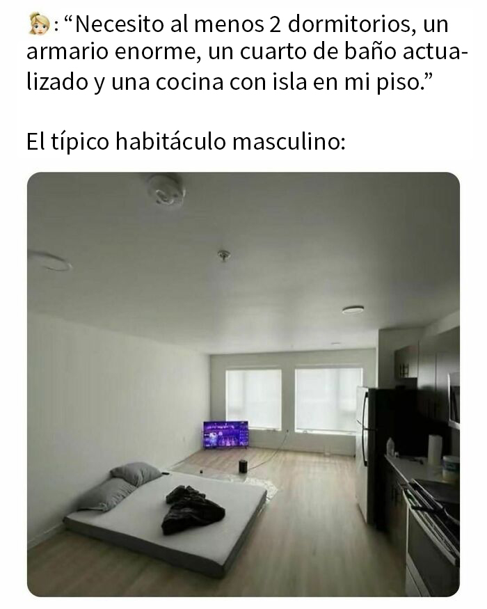 Habitación minimalista con colchón en el suelo y televisión, ilustrando memes divertidos sobre la vida cotidiana.