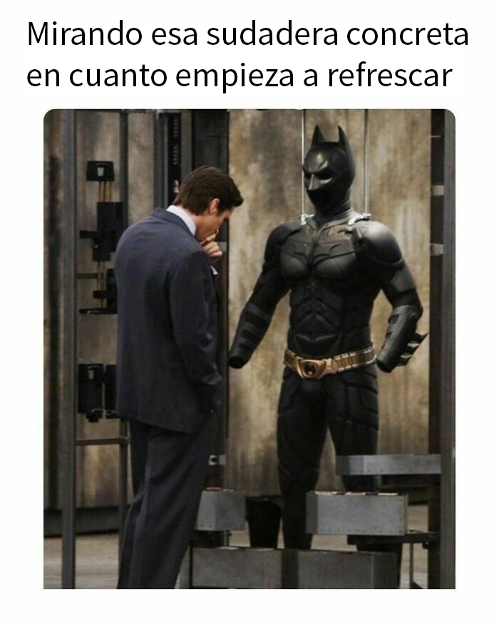 Hombre en traje observando un traje de superhéroe, personificando un meme caótico y divertido de la vida cotidiana.