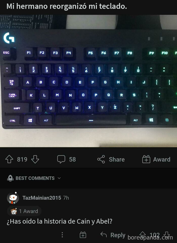 Teclado con letras reorganizadas y comentario destacado sobre Caín y Abel.