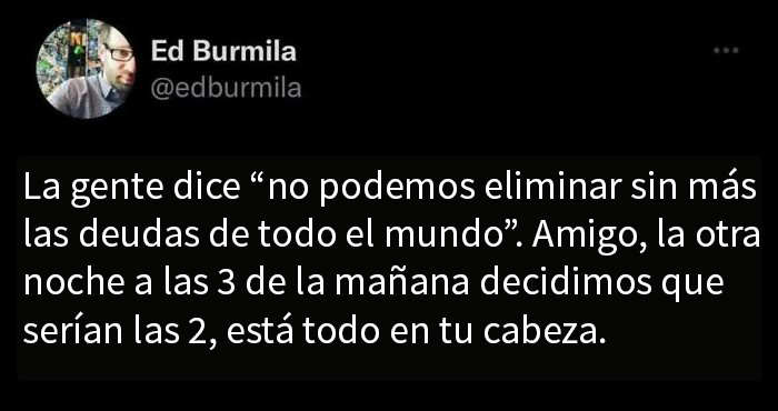 Persona compartiendo un meme irónico sobre deudas en Twitter, texto en fondo negro.