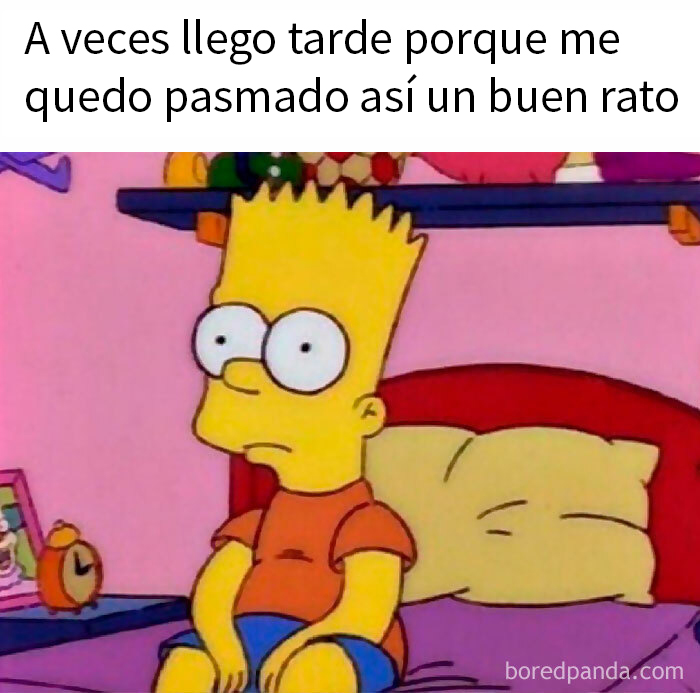 Personaje amarillo sentado en la cama con cara de sorpresa. Texto en la imagen: "A veces llego tarde porque me quedo pasmado". Memes.