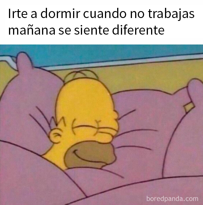 Hombre amarillo sonriente en la cama, disfrutando de un momento relajante en un meme humorístico.