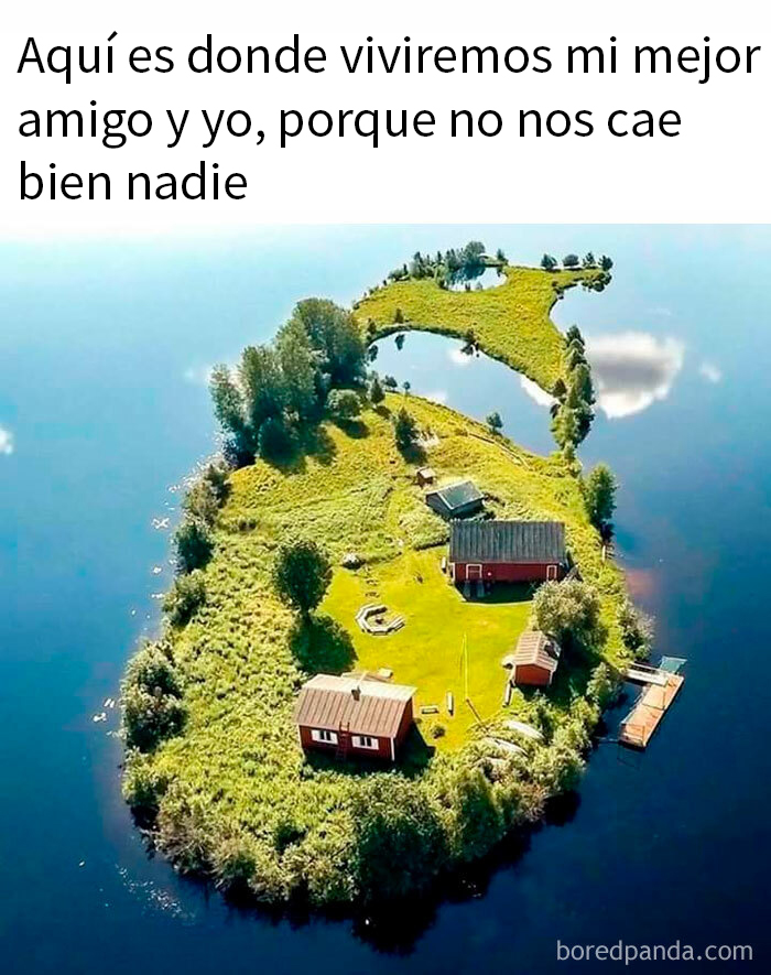 Isla pequeña con casas rodeadas de agua, acompañada de texto humorístico.