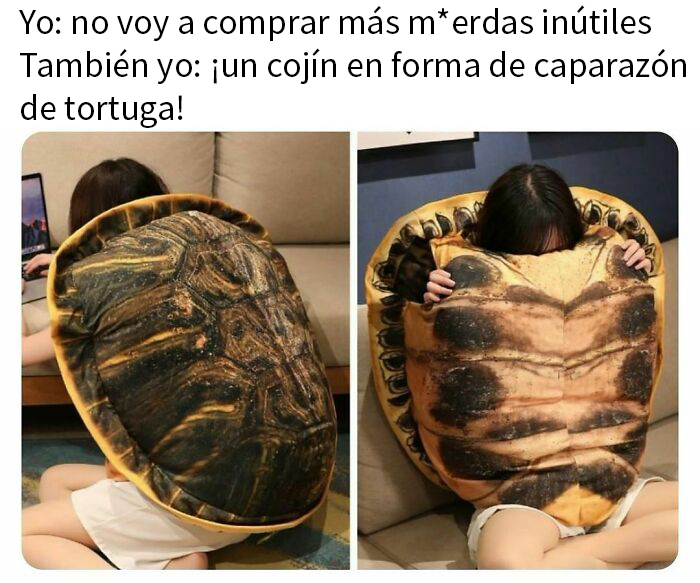 Persona abrazando un cojín en forma de caparazón de tortuga; meme divertido para mejorar el humor.