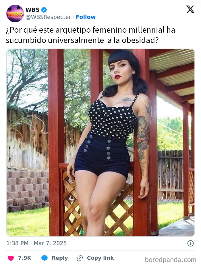 Mujer con tatuajes y ropa retro, ejemplo de opiniones escandalosas en internet sobre estereotipos corporales.