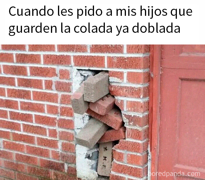 Ladrillos mal colocados en una pared de ladrillo, ejemplo de memes raros y divertidos.