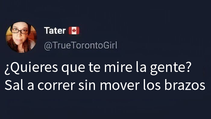 Meme raro y divertido con un tweet humorístico sobre correr sin mover los brazos.