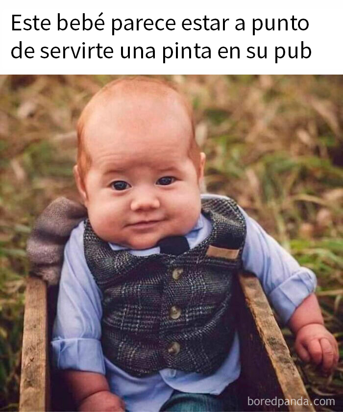 Bebé vestido formalmente con expresión sarcástica, imitando a un camarero.