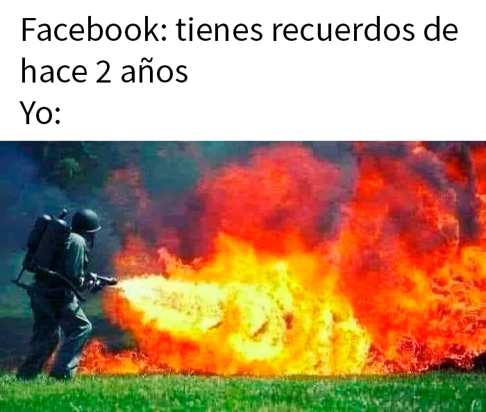Persona con lanzallamas junto a texto sarcástico sobre recuerdos de Facebook de hace 2 años.