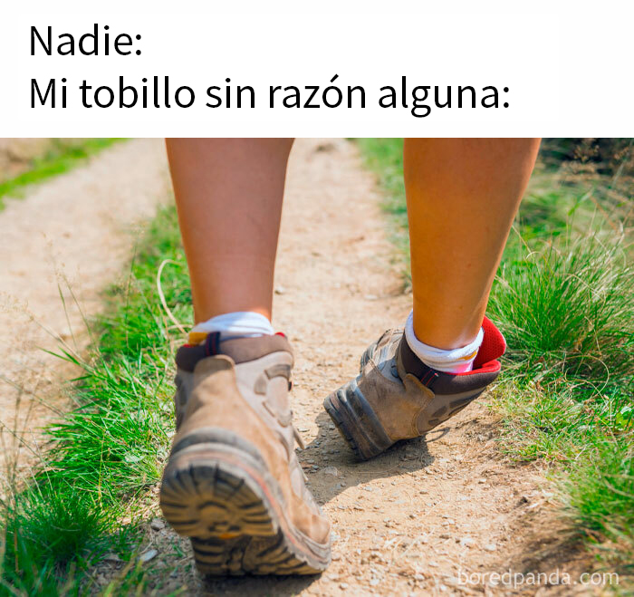Persona caminando torpemente en un sendero, simbolizando un meme sarcástico sobre tropiezos inesperados.