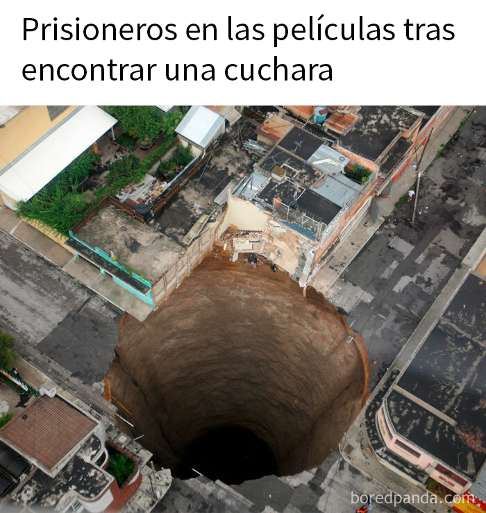 Gran agujero en el suelo de una ciudad, representando un meme cargado de sarcasmo sobre películas.