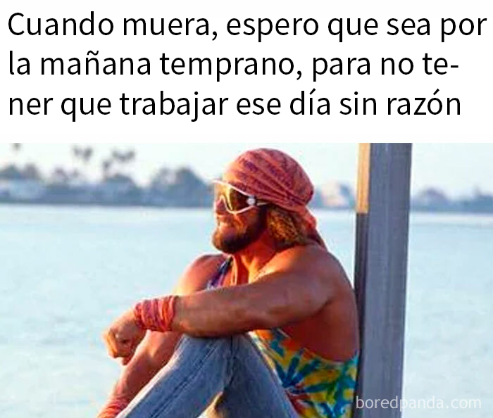 Hombre con atuendo colorido sentado junto al agua, ejemplificando un meme cargado de sarcasmo sobre el trabajo.