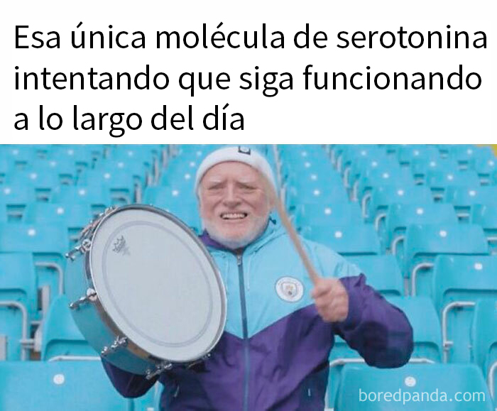 Hombre mayor tocando un tambor en un estadio vacío, representando un meme sarcástico sobre serotonina.