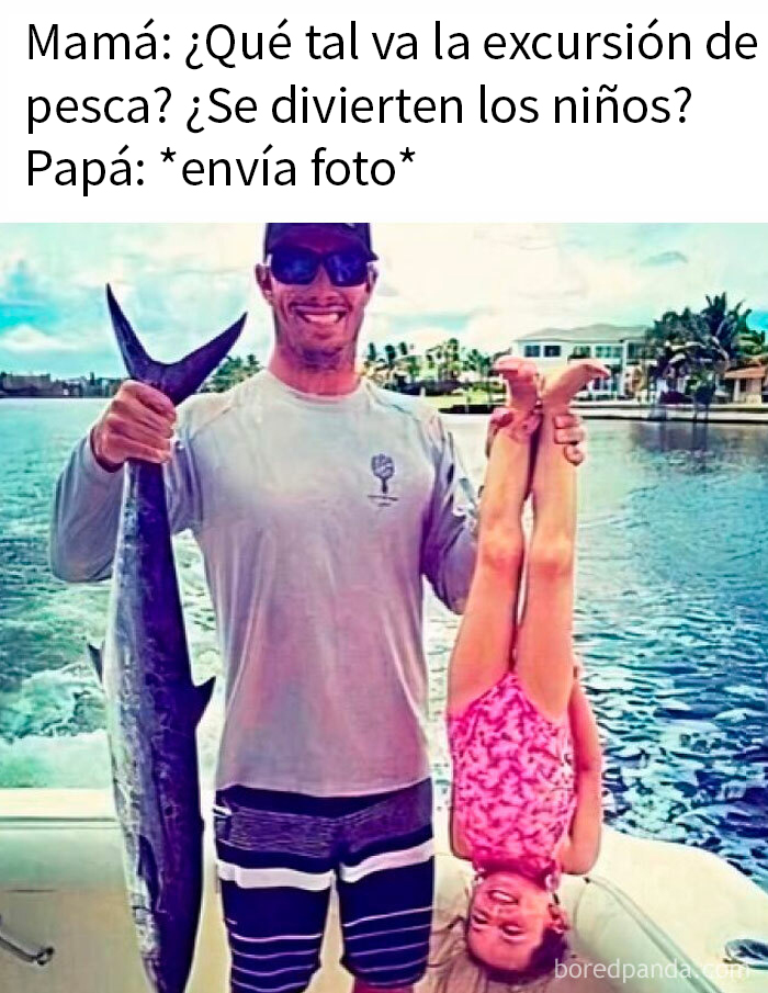Hombre sosteniendo un pez y una niña de cabeza, ilustrando un divertido meme cargado de sarcasmo.