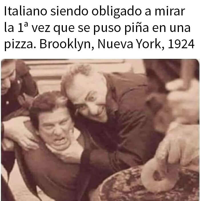Italiano reaccionando sarcásticamente al ver piña en pizza por primera vez, escena humorística en sepia.