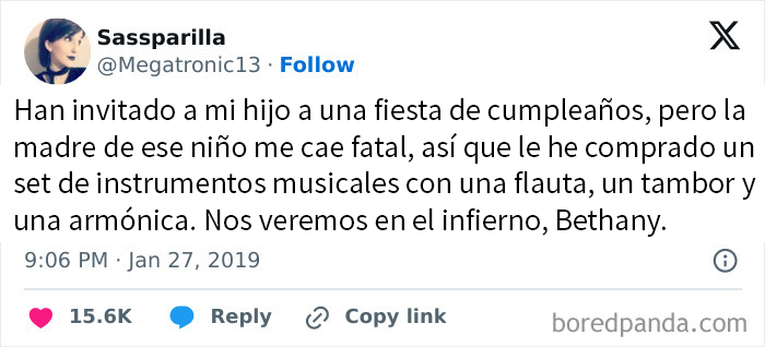 Tweet sarcástico sobre regalo de instrumentos musicales para una fiesta de cumpleaños.