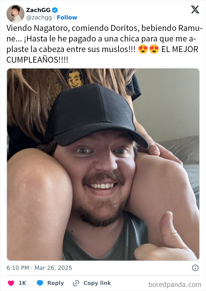 Hombre sonriente con gorra entre muslos de mujer, imagen que provoca mucha vergüenza ajena en redes sociales.