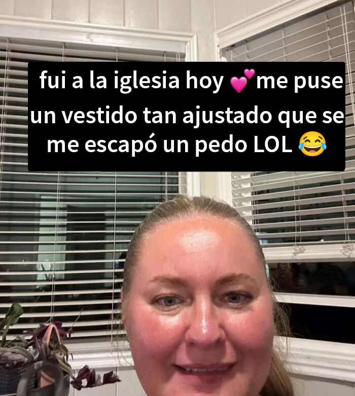 Mujer sonriente en casa con mensaje sobre vergüenza ajena por incidente divertido en vestido ajustado en iglesia.