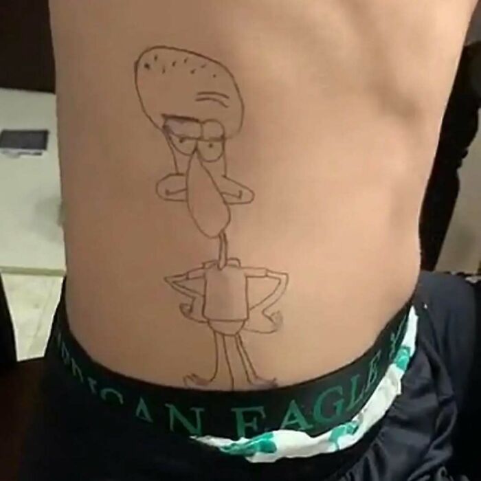 Tatuaje mal hecho de personaje animado en el torso de persona que no se da cuenta de lo horrible que es.
