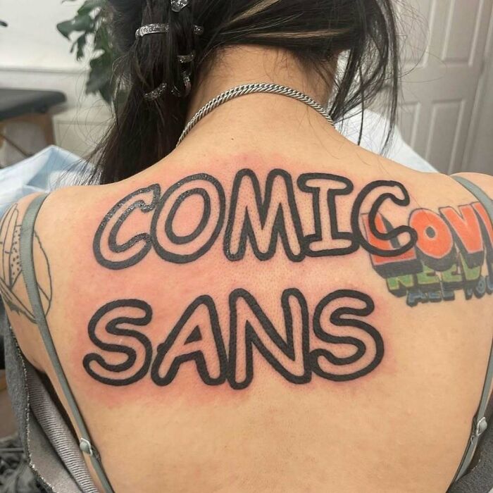 Persona con tatuaje grande en la espalda con la palabra Comic Sans, ejemplo de tatuajes horribles que no se notan.