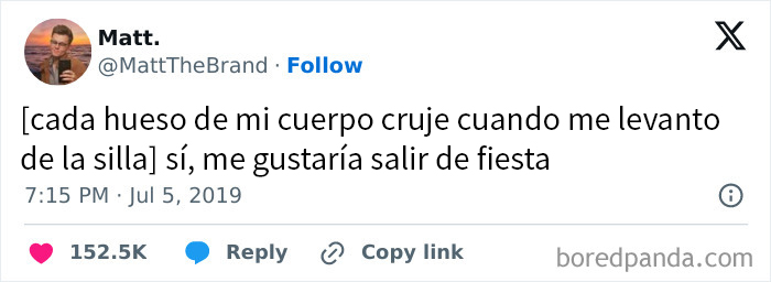 Tuit gracioso sobre huesos que crujen al levantarse, ejemplo de divertidos memes que quizá te resulten familiares.
