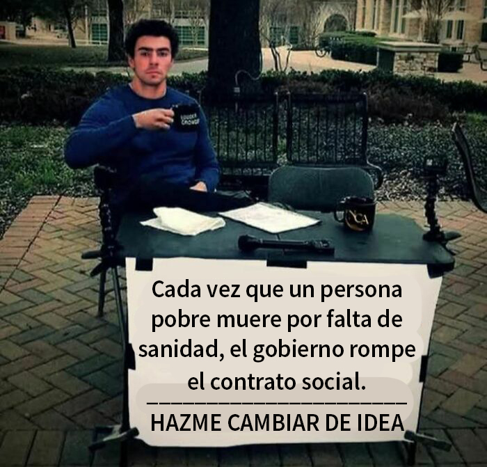 Joven con café en mano y cartel sobre hartura contra el capitalismo y críticas al gobierno por falta de sanidad.