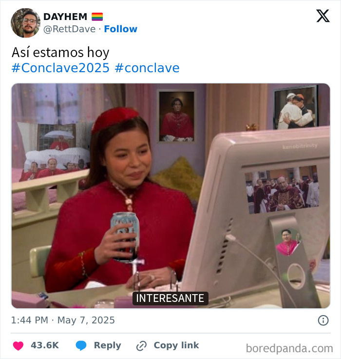 Persona vestida de cardenal sonriendo mientras mira la pantalla de una computadora con memes sobre el nuevo Papa.