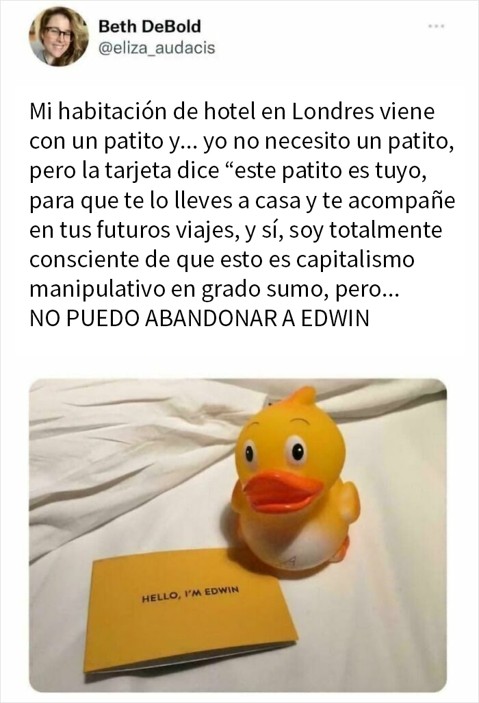 Muñeco de pato amarillo con tarjeta en habitación de hotel en Londres, meme británico caótico sobre gente del Reino Unido.