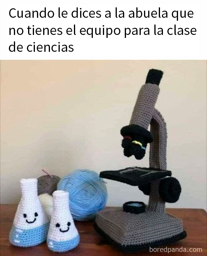 Microscopio y vasos de laboratorio tejidos a mano en meme divertido sobre ciencia para aprender y reír a la vez.