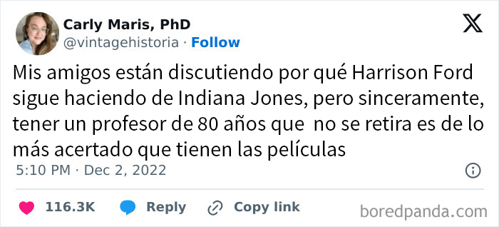 Tuit divertido sobre ciencia que compara a Harrison Ford como Indiana Jones con un profesor de 80 años que no se retira.