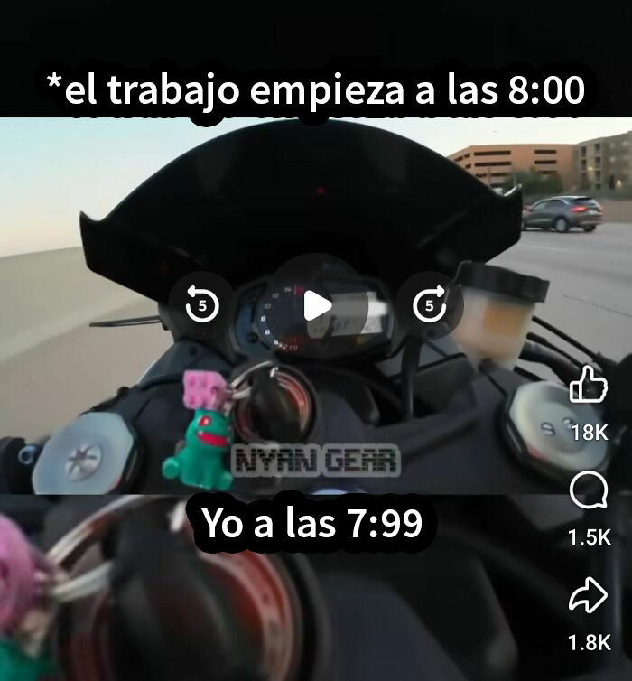 Motociclista con afirmación incorrecta divertida sobre la hora de trabajo compartida en internet en formato de video.