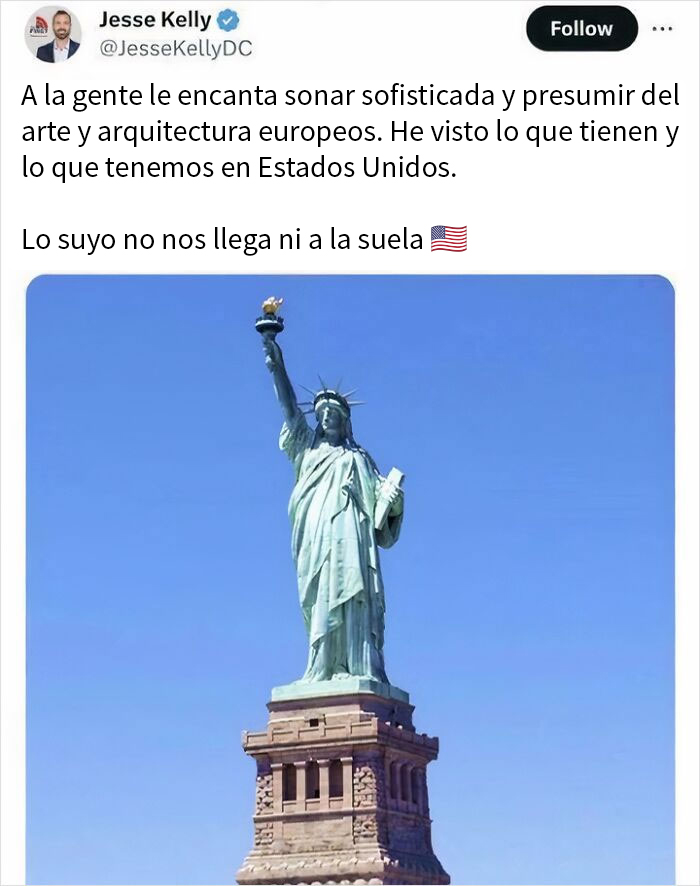 Estatua de la Libertad bajo cielo azul con afirmación incorrecta divertida sobre arte y arquitectura compartida en internet.