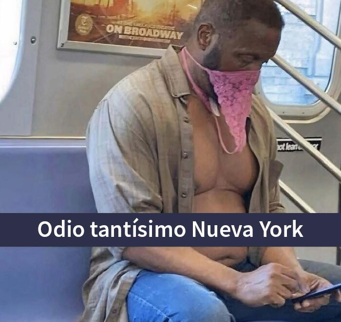 Hombre en metro con mascarilla inusual y camisa abierta, generando vergüenza ajena en una situación pública.