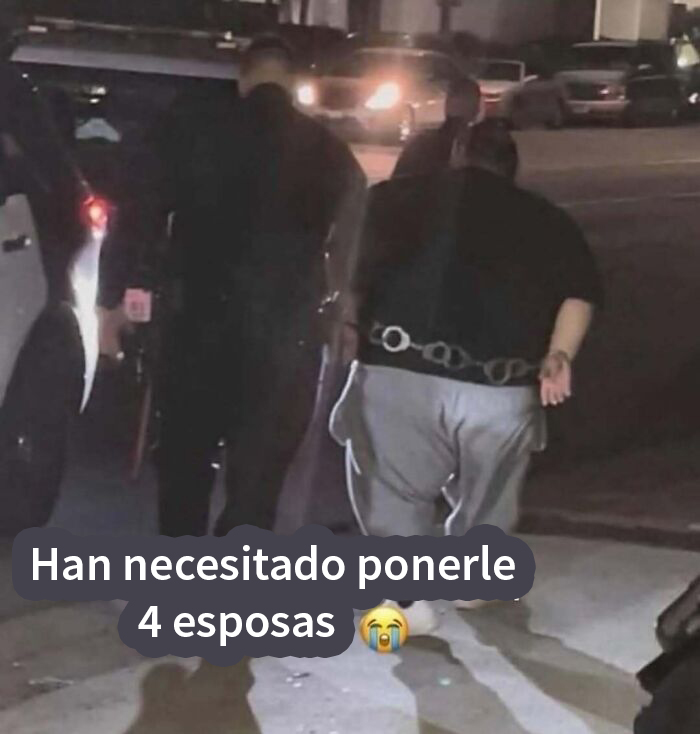 Persona esposada con cuatro esposas en la calle durante un arresto, situación que provoca vergüenza ajena.