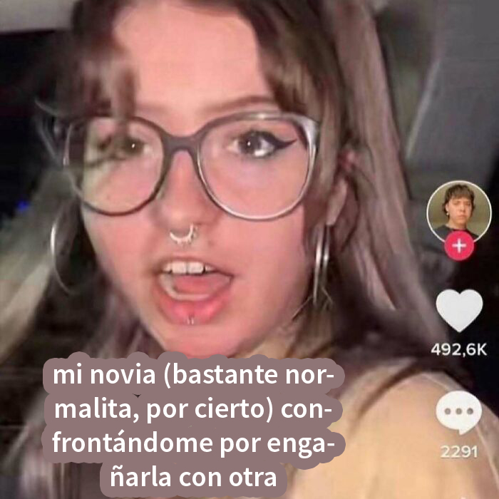 Joven con gafas grandes expresando vergüenza ajena en video viral con miles de reacciones en redes sociales.