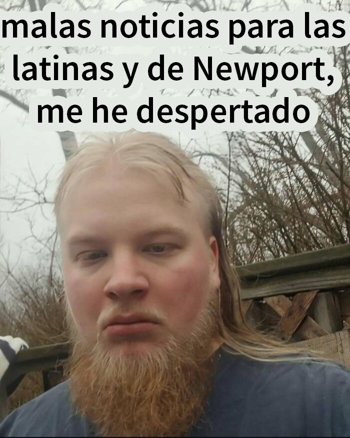 Hombre con barba rojiza y cabello largo en exterior, expresión seria, imagen que provoca mucha vergüenza ajena.