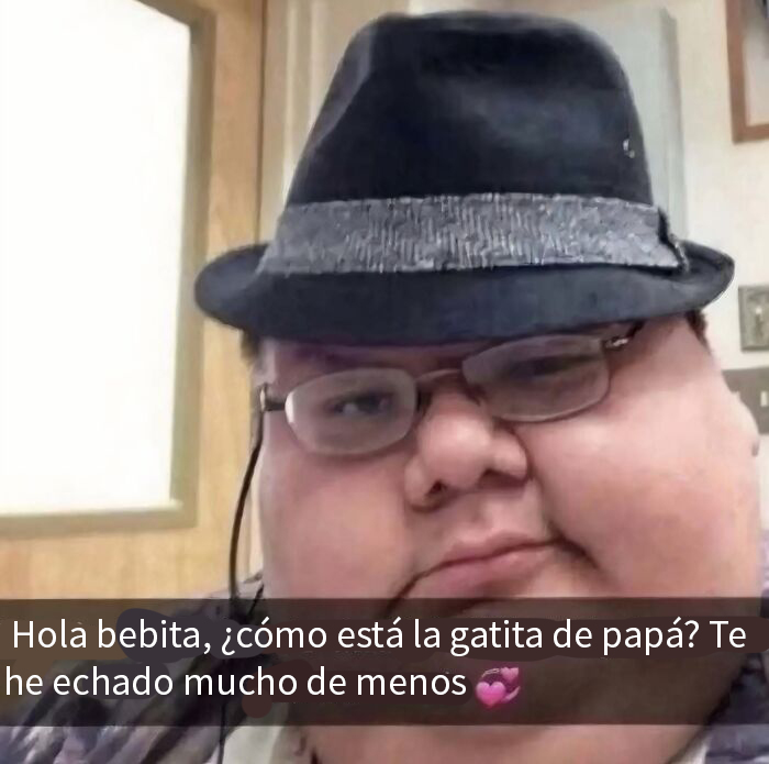 Hombre con sombrero y gafas publica mensaje que provoca mucha vergüenza ajena en tono cariñoso.