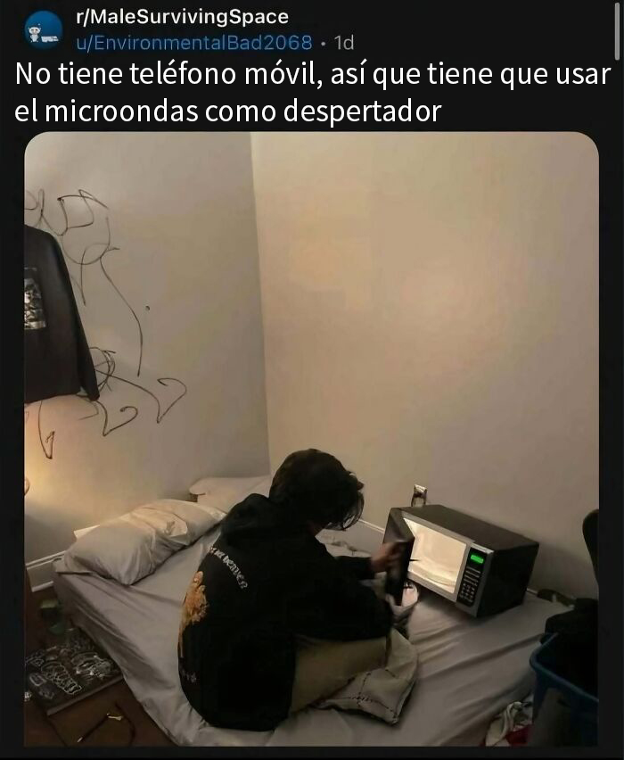 Joven usando un microondas como despertador en su habitación, situación que provoca mucha vergüenza ajena.
