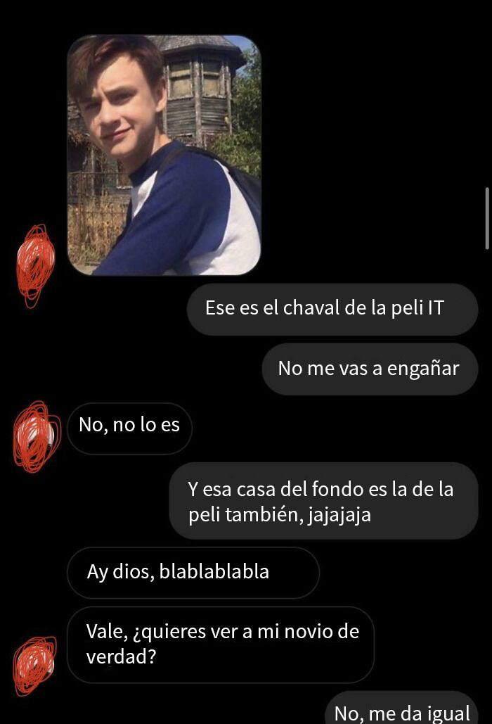 Conversación de mensajes salvajes y horribles entre exparejas con foto y bromas sobre la película IT y casas de fondo.