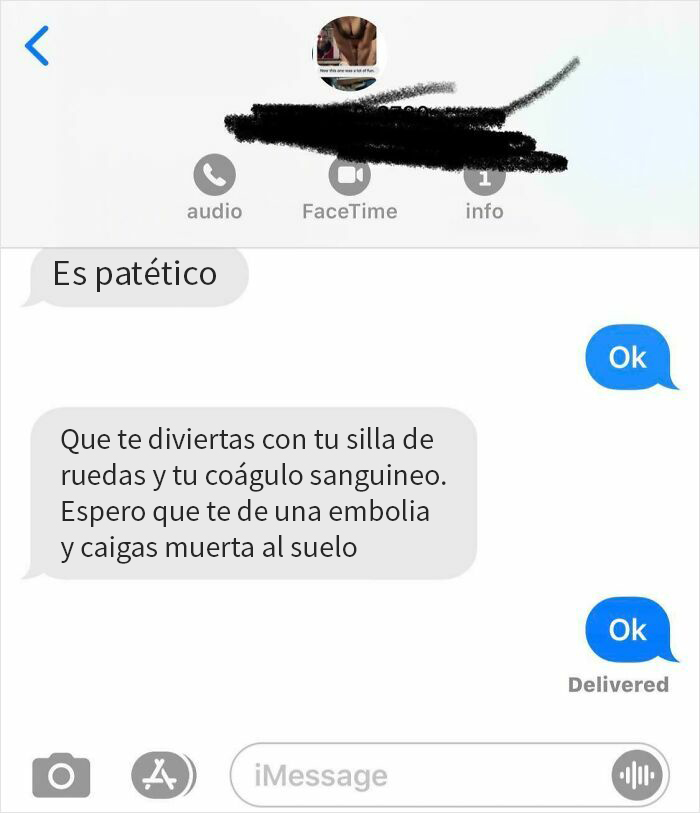 Captura de pantalla de mensajes salvajes y horribles de exparejas con insultos y deseos ofensivos en conversación de texto.