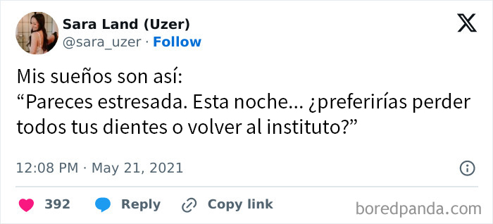 Tuit gracioso sobre sueños estresantes que incluye pregunta sobre perder dientes o volver al instituto, memes divertidos familiares.