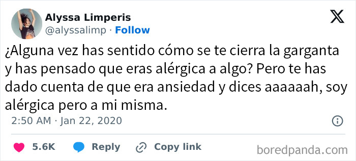 Tuit divertido sobre sentir la garganta cerrarse y confundir ansiedad con alergia, meme familiar y relatable.