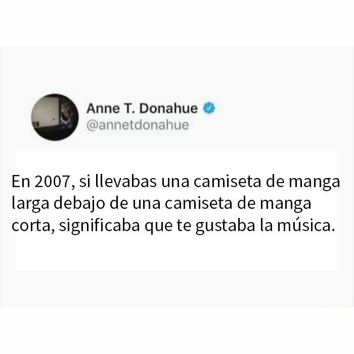 Meme divertido sobre moda en 2007 con camiseta de manga larga debajo de camiseta de manga corta, tema memes familiares.