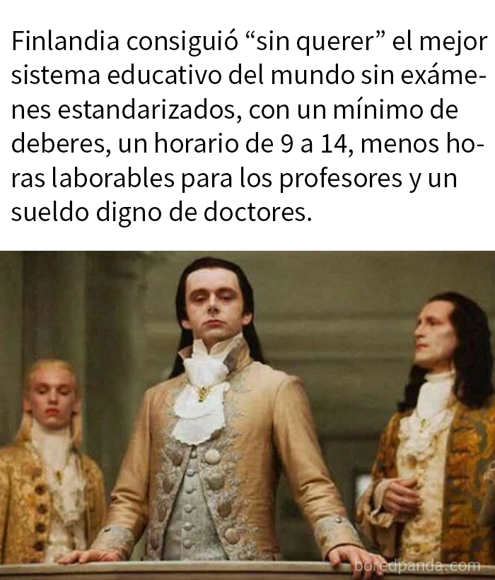 Hombres vestidos de época en escena que representa crítica contra el capitalismo y hartura social compartida en grupo.
