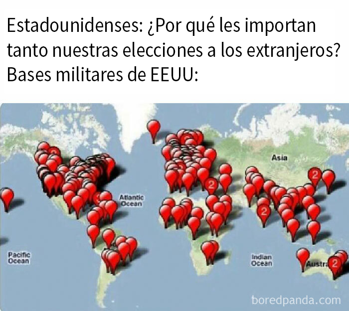 Mapa mundial con múltiples bases militares de EEUU marcadas que ilustran contexto histórico en memes intelectuales.