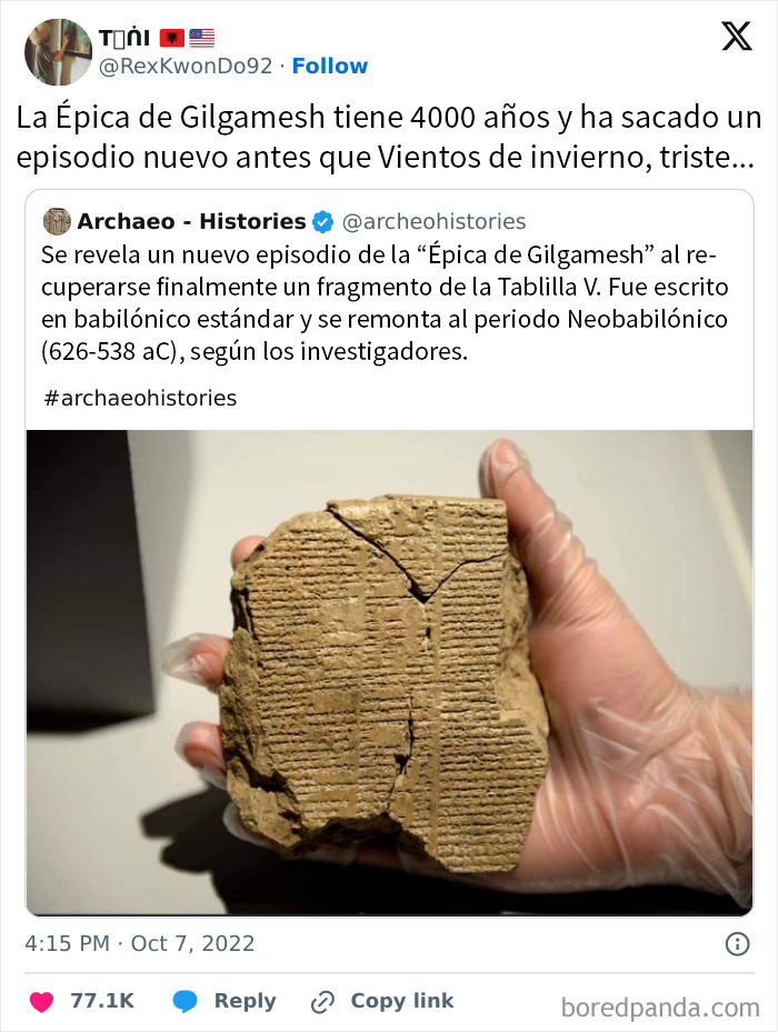 Mano con guante sostiene una tablilla antigua con escritura cuneiforme, contexto histórico en texto de barro.