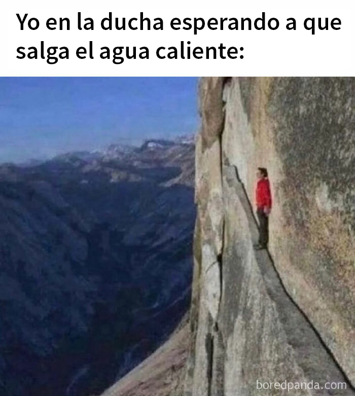 Hombre parado en acantilado estrecho, imagen humorística que refleja situaciones universales en memes sobre hombres.