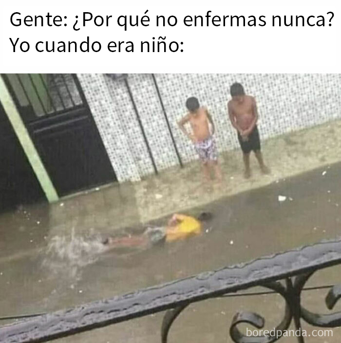 Niño acostado en charco de agua con otros dos niños observando, ilustrando memes sobre hombres universales y situaciones infantiles.