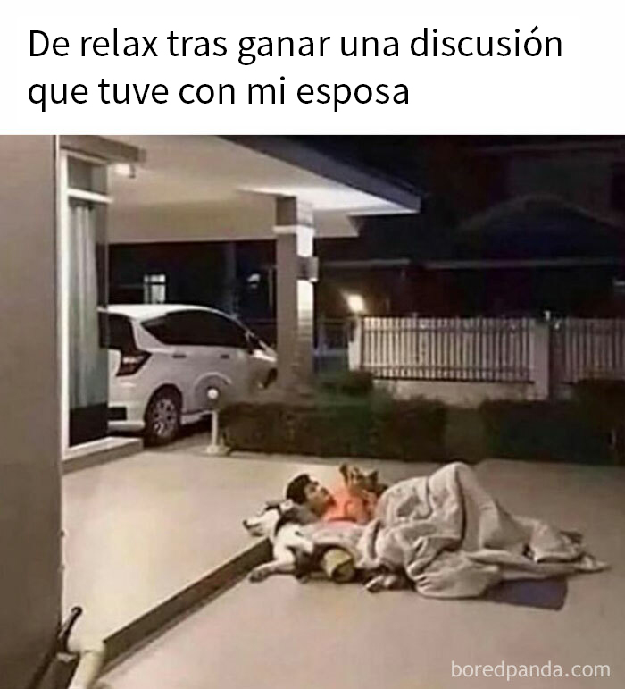 Hombre descansando en el suelo con perro, meme sobre hombres universalmente familiar y situaciones cómicas.