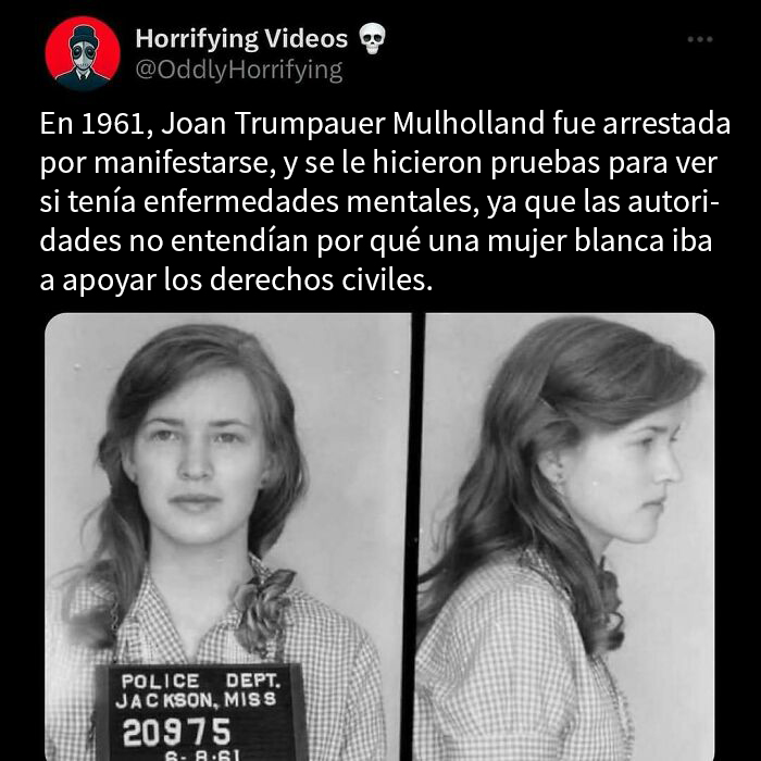Mugshot en blanco y negro de mujer arrestada, imagen extrañamente aterradora que provoca inquietud e intriga.